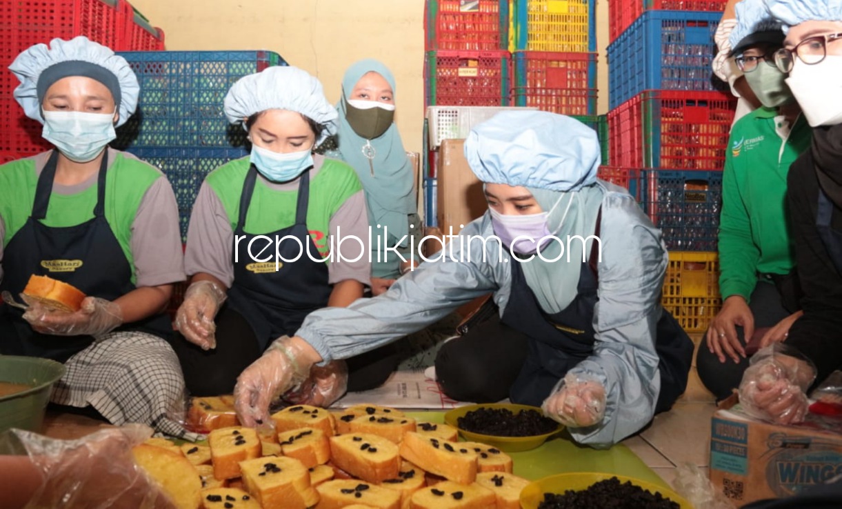 Sambang Produsen Roti dan Kerupuk Amplang di Wonoayu, Istri Bupati dapat Keluhan Pungli Perizinan Bebani UMKM di Sidoarjo